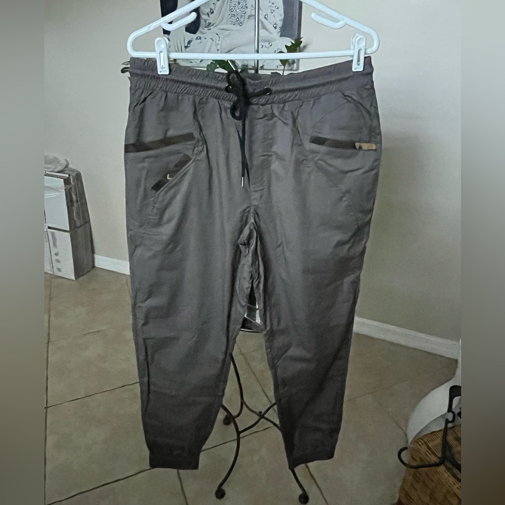 NWOT Men’s Gray Joggers / Pants w Camo Detailing - 36